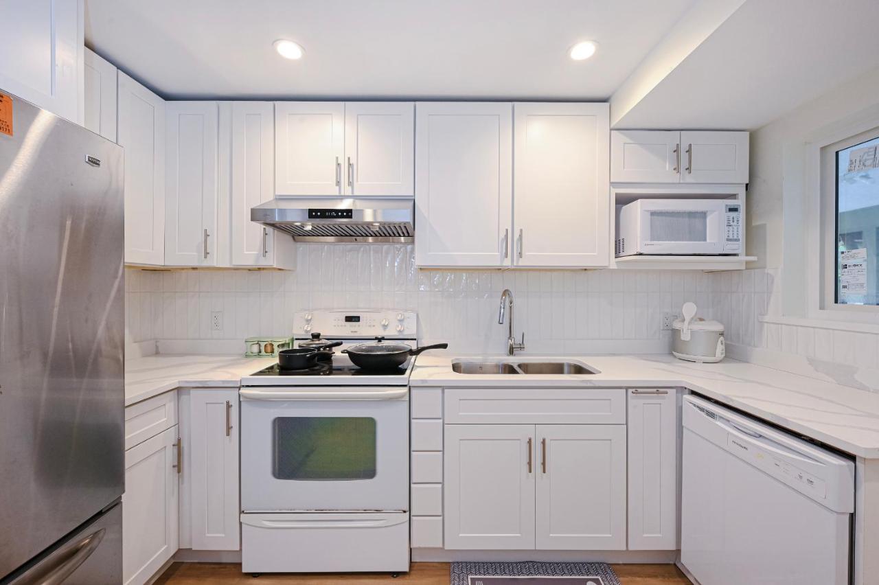 Quite House Near The Vancouver Airport ريتشموند، كولومبيا البريطانية المظهر الخارجي الصورة