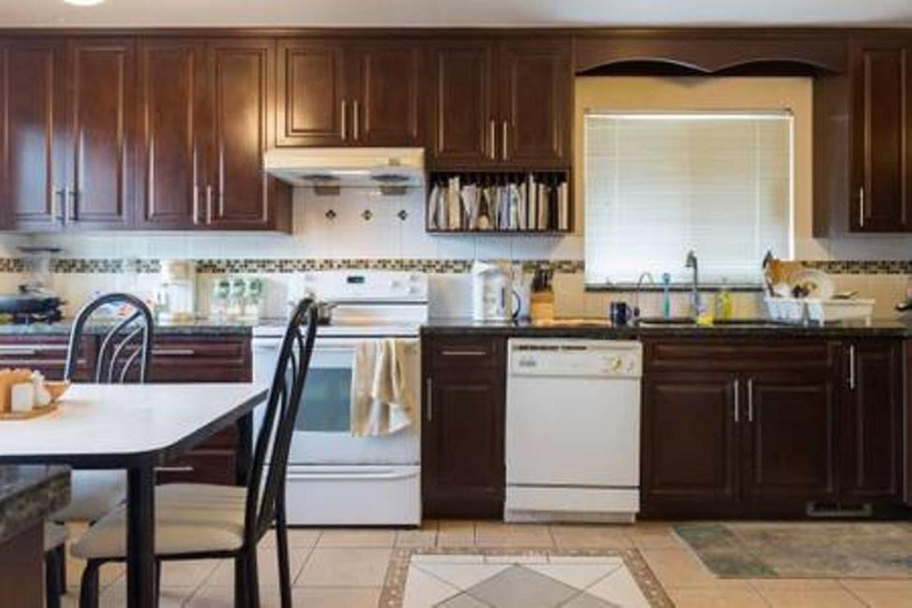Quite House Near The Vancouver Airport ريتشموند، كولومبيا البريطانية المظهر الخارجي الصورة