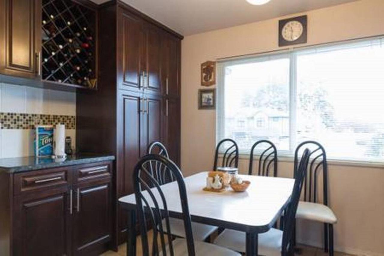 Quite House Near The Vancouver Airport ريتشموند، كولومبيا البريطانية المظهر الخارجي الصورة