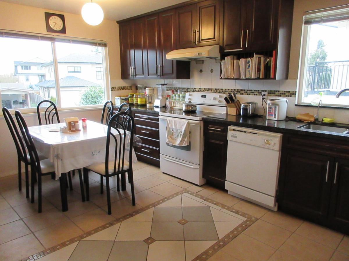 Quite House Near The Vancouver Airport ريتشموند، كولومبيا البريطانية المظهر الخارجي الصورة