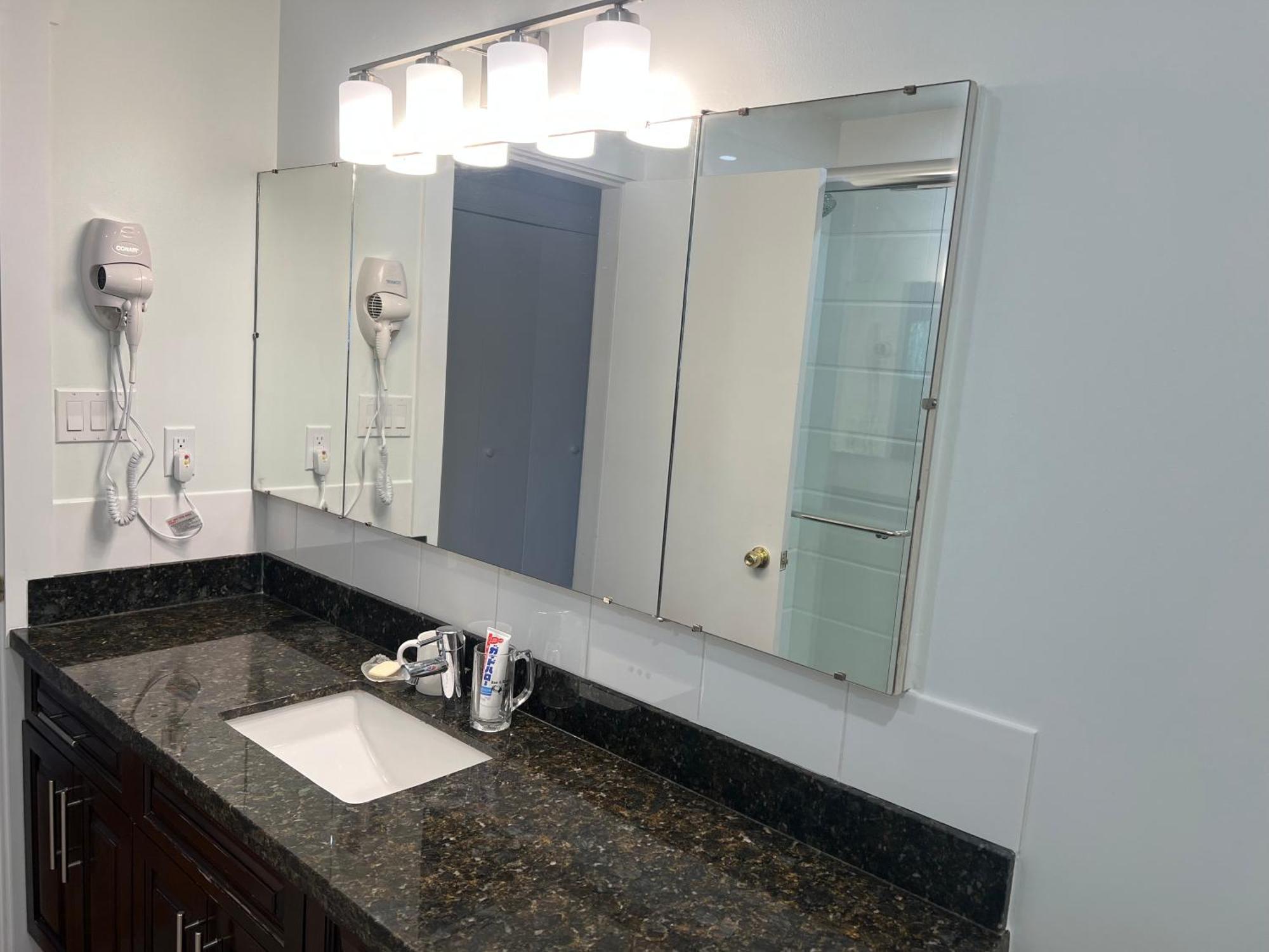 Quite House Near The Vancouver Airport ريتشموند، كولومبيا البريطانية المظهر الخارجي الصورة